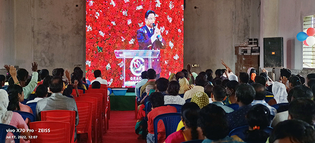 Large gathering join in celebrating the Birthday 2022 of Bro Andrew Richard with grandnuer at Prayer Centre, Budigere in Bangalore on July 17th along with large devotees and members of Grace Ministry.